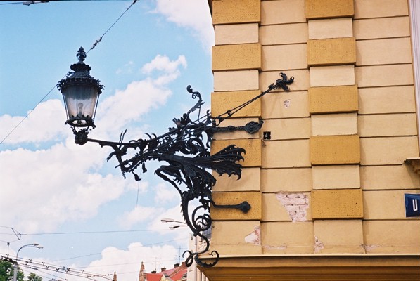 "Smocza" lampa w centrum Hradec Králové.